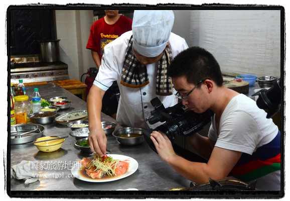 此次攝制組通過拍攝婺源代表名菜糊豆腐、粉蒸肉、荷包紅魚、賽鵝頸及地方小吃清明果、灰汁果、糯米子糕等來詮釋婺源美食經(jīng)典，展示婺源食文化，打造獨屬婺源的美食符號。