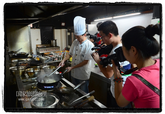 此次攝制組通過拍攝婺源代表名菜糊豆腐、粉蒸肉、荷包紅魚、賽鵝頸及地方小吃清明果、灰汁果、糯米子糕等來詮釋婺源美食經(jīng)典，展示婺源食文化，打造獨屬婺源的美食符號。