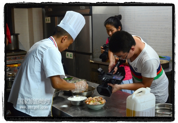 此次攝制組通過拍攝婺源代表名菜糊豆腐、粉蒸肉、荷包紅魚、賽鵝頸及地方小吃清明果、灰汁果、糯米子糕等來詮釋婺源美食經(jīng)典，展示婺源食文化，打造獨屬婺源的美食符號。