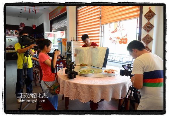 此次攝制組通過拍攝婺源代表名菜糊豆腐、粉蒸肉、荷包紅魚、賽鵝頸及地方小吃清明果、灰汁果、糯米子糕等來詮釋婺源美食經(jīng)典，展示婺源食文化，打造獨屬婺源的美食符號。