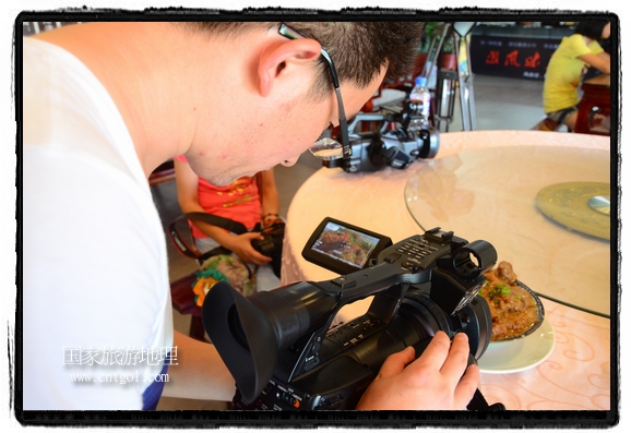 此次攝制組通過拍攝婺源代表名菜糊豆腐、粉蒸肉、荷包紅魚、賽鵝頸及地方小吃清明果、灰汁果、糯米子糕等來詮釋婺源美食經(jīng)典，展示婺源食文化，打造獨屬婺源的美食符號。