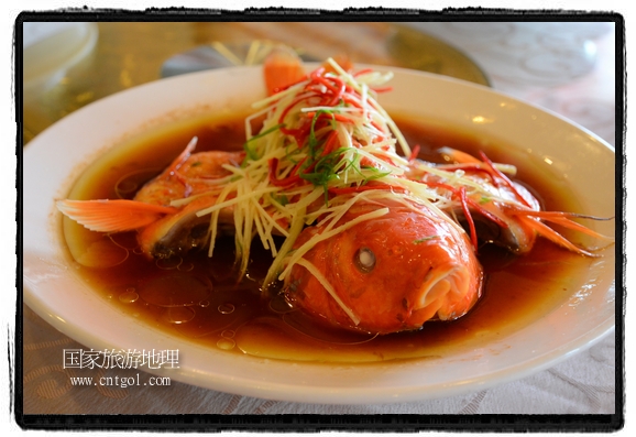 此次攝制組通過拍攝婺源代表名菜糊豆腐、粉蒸肉、荷包紅魚、賽鵝頸及地方小吃清明果、灰汁果、糯米子糕等來詮釋婺源美食經(jīng)典，展示婺源食文化，打造獨屬婺源的美食符號。