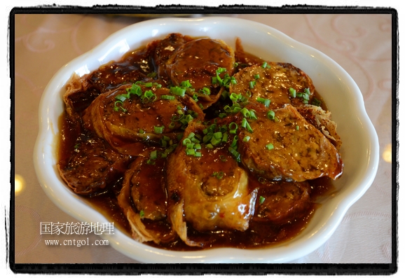 此次攝制組通過拍攝婺源代表名菜糊豆腐、粉蒸肉、荷包紅魚、賽鵝頸及地方小吃清明果、灰汁果、糯米子糕等來詮釋婺源美食經(jīng)典，展示婺源食文化，打造獨屬婺源的美食符號。