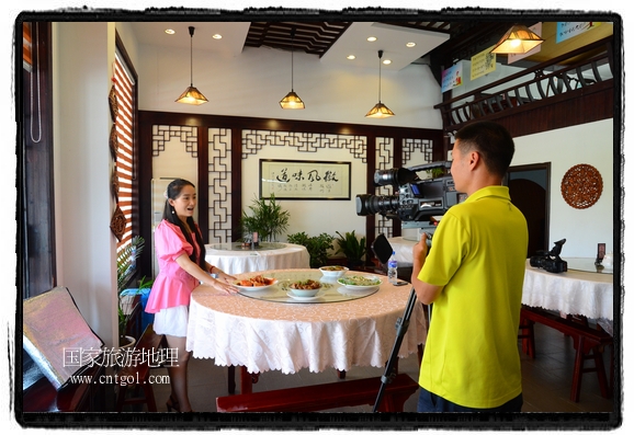 此次攝制組通過拍攝婺源代表名菜糊豆腐、粉蒸肉、荷包紅魚、賽鵝頸及地方小吃清明果、灰汁果、糯米子糕等來詮釋婺源美食經(jīng)典，展示婺源食文化，打造獨屬婺源的美食符號。