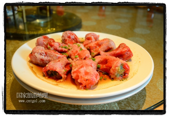 此次攝制組通過拍攝婺源代表名菜糊豆腐、粉蒸肉、荷包紅魚、賽鵝頸及地方小吃清明果、灰汁果、糯米子糕等來詮釋婺源美食經(jīng)典，展示婺源食文化，打造獨屬婺源的美食符號。