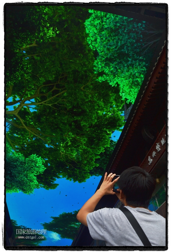 9月8日，在西安市大雁塔景區(qū)，“天幕”景觀吸引游客駐足觀看，并拿出手機拍攝。