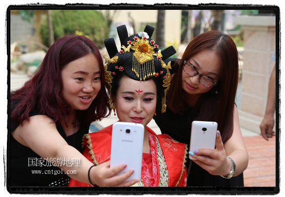 6月19日，端午節(jié)的前一天，甘肅平?jīng)鍪嗅轻紖^(qū)南山公園澳廈麗灣小區(qū)“邀請”唐朝被譽為四大美女之一的“楊貴妃”前來與市民見面，共度“端午佳節(jié)”。期間，“貴妃娘娘”由一名解說人員做向?qū)?，與小區(qū)居民一同游玩、賞景、互敬酒水、合影留念，并現(xiàn)場贈送大人小孩粽子、香包和糖果。