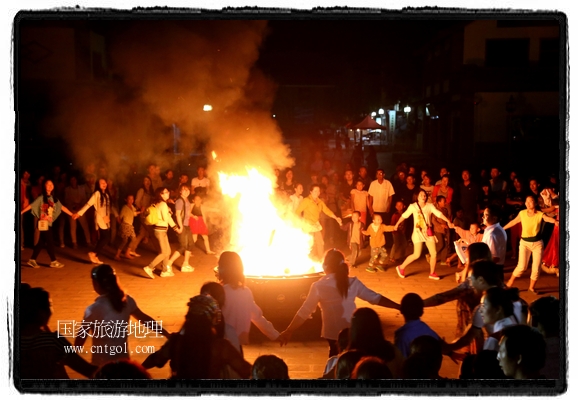 甘肅平?jīng)鍪嗅轻脊沛?zhèn)舉辦了篝火晚會(huì)，1000余名市民參與其中，大家載歌載舞，在歡快熱鬧的氣氛中為每一位父親送祝福。父親節(jié)（Father's Day），顧名思義是感恩父親的節(jié)日。約始于二十世紀(jì)初，起源于美國，現(xiàn)已廣泛流傳于世界各地，節(jié)日日期因地域而存在差異。