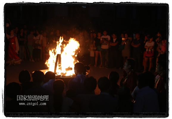 甘肅平?jīng)鍪嗅轻脊沛?zhèn)舉辦了篝火晚會(huì)，1000余名市民參與其中，大家載歌載舞，在歡快熱鬧的氣氛中為每一位父親送祝福。父親節(jié)（Father's Day），顧名思義是感恩父親的節(jié)日。約始于二十世紀(jì)初，起源于美國，現(xiàn)已廣泛流傳于世界各地，節(jié)日日期因地域而存在差異。