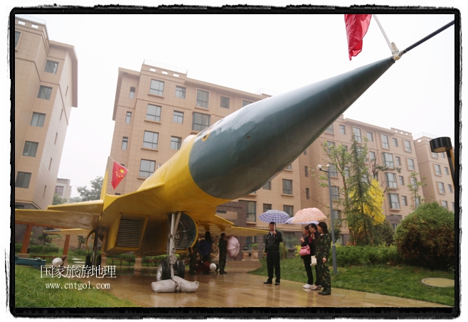 小區(qū)突然出現(xiàn)“飛機(jī)坦克”，其中殲15艦載戰(zhàn)斗機(jī)一架、99式主戰(zhàn)坦克一輛、武直-10武裝直升機(jī)一架，吸引了眾多市民雨中圍觀、合影。