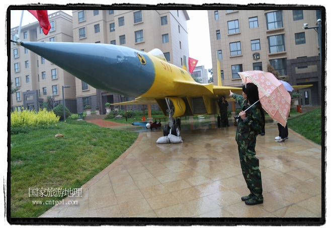 小區(qū)突然出現(xiàn)“飛機(jī)坦克”，其中殲15艦載戰(zhàn)斗機(jī)一架、99式主戰(zhàn)坦克一輛、武直-10武裝直升機(jī)一架，吸引了眾多市民雨中圍觀、合影。
