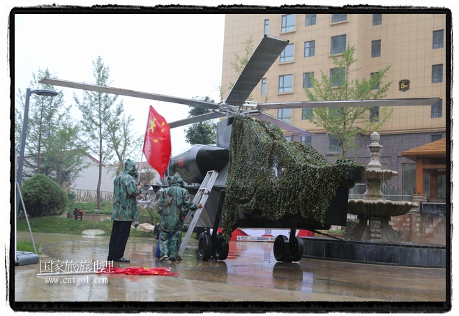 小區(qū)突然出現(xiàn)“飛機(jī)坦克”，其中殲15艦載戰(zhàn)斗機(jī)一架、99式主戰(zhàn)坦克一輛、武直-10武裝直升機(jī)一架，吸引了眾多市民雨中圍觀、合影。