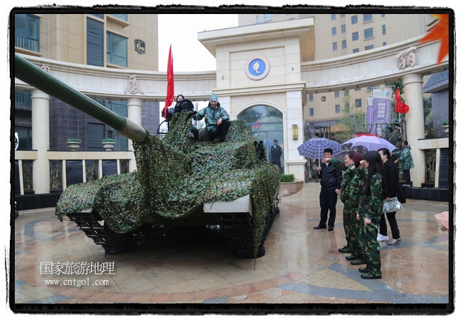 小區(qū)突然出現(xiàn)“飛機(jī)坦克”，其中殲15艦載戰(zhàn)斗機(jī)一架、99式主戰(zhàn)坦克一輛、武直-10武裝直升機(jī)一架，吸引了眾多市民雨中圍觀、合影。