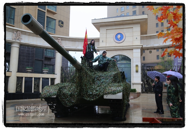 小區(qū)突然出現(xiàn)“飛機(jī)坦克”，其中殲15艦載戰(zhàn)斗機(jī)一架、99式主戰(zhàn)坦克一輛、武直-10武裝直升機(jī)一架，吸引了眾多市民雨中圍觀、合影。