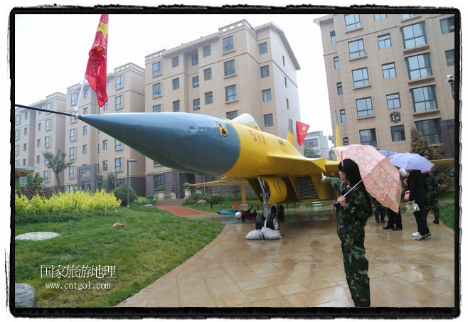小區(qū)突然出現(xiàn)“飛機(jī)坦克”，其中殲15艦載戰(zhàn)斗機(jī)一架、99式主戰(zhàn)坦克一輛、武直-10武裝直升機(jī)一架，吸引了眾多市民雨中圍觀、合影。