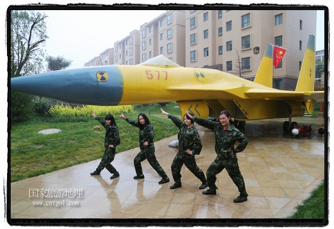 小區(qū)突然出現(xiàn)“飛機(jī)坦克”，其中殲15艦載戰(zhàn)斗機(jī)一架、99式主戰(zhàn)坦克一輛、武直-10武裝直升機(jī)一架，吸引了眾多市民雨中圍觀、合影。