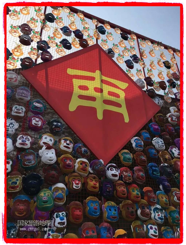 中國(guó)規(guī)模最大的猴面具彩繪在南潯古鎮(zhèn)展示。猴子真是今年最紅的動(dòng)物。 