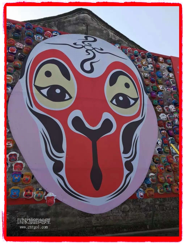 中國(guó)規(guī)模最大的猴面具彩繪在南潯古鎮(zhèn)展示。猴子真是今年最紅的動(dòng)物。 