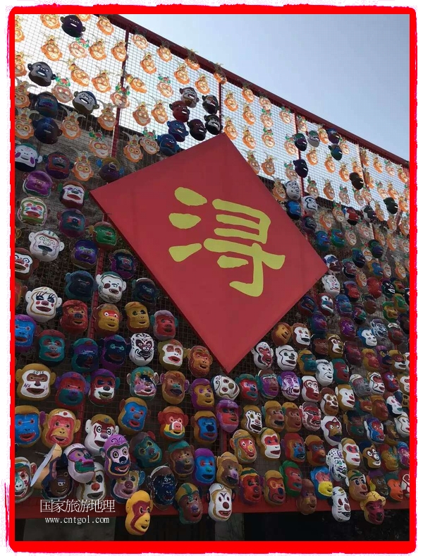 中國(guó)規(guī)模最大的猴面具彩繪在南潯古鎮(zhèn)展示。猴子真是今年最紅的動(dòng)物。 