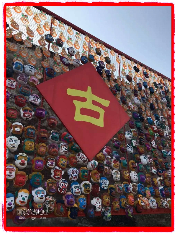 中國(guó)規(guī)模最大的猴面具彩繪在南潯古鎮(zhèn)展示。猴子真是今年最紅的動(dòng)物。 