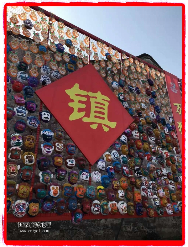中國(guó)規(guī)模最大的猴面具彩繪在南潯古鎮(zhèn)展示。猴子真是今年最紅的動(dòng)物。 