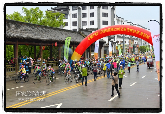 來自江西、安徽、浙江、福建等省市近千名選手參加了比賽，婺源賽道沿途的秀美風光和徽派古村落，給參賽選手留下美好的印象。