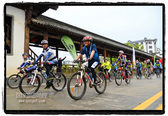 來自江西、安徽、浙江、福建等省市近千名選手參加了比賽，婺源賽道沿途的秀美風光和徽派古村落，給參賽選手留下美好的印象。