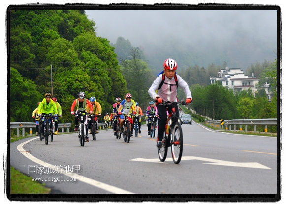 來自江西、安徽、浙江、福建等省市近千名選手參加了比賽，婺源賽道沿途的秀美風光和徽派古村落，給參賽選手留下美好的印象。