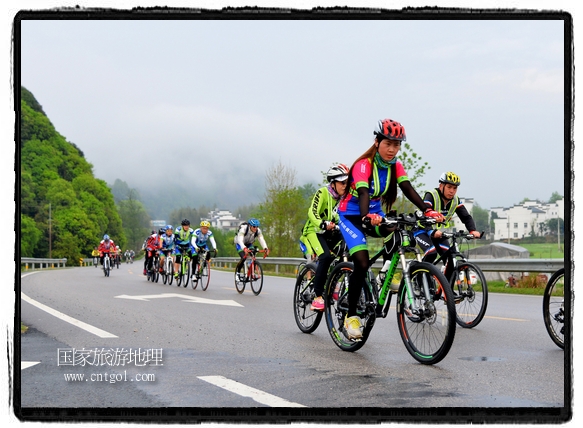 來自江西、安徽、浙江、福建等省市近千名選手參加了比賽，婺源賽道沿途的秀美風光和徽派古村落，給參賽選手留下美好的印象。