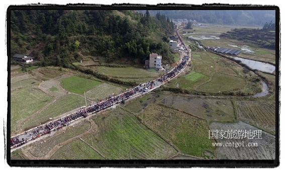 1700桌合攏宴，總長(zhǎng)3.7公里，10380人同桌就餐，創(chuàng)歷史之最