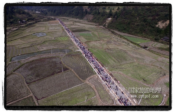 1700桌合攏宴，總長(zhǎng)3.7公里，10380人同桌就餐，創(chuàng)歷史之最